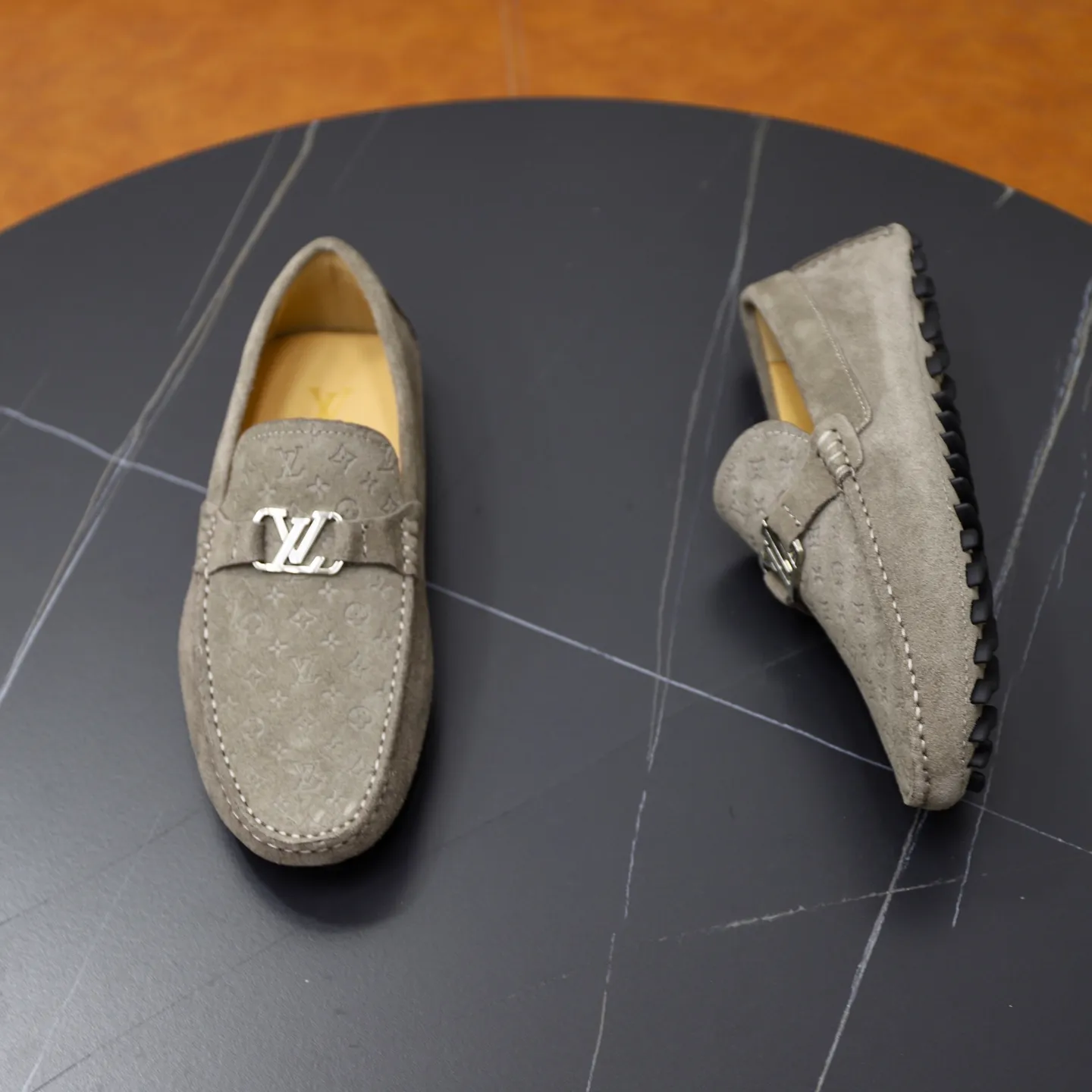 Ex-factory price: 480💰【LV】Louis Vuitton ⚠️High-end men’s driving and pedal series ⚠️38-44 (customized for 45) ⚠️All original cowhide leather! Thick and soft! Made entirely of calfskin lining! The latest non-slip beanie sole! Three-dimensional package technology! Fashionable and classic! Handicrafts! Original high quality! Feel free to compare!